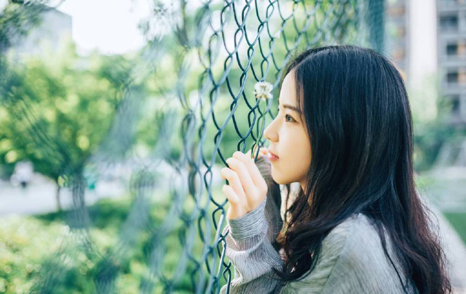 “即是主公之命，统岂敢不从。”庞统闻言松了口气，如今他要跟诸葛亮斗，最怕的就是有人从旁指手画脚，虽然吕征从小被吕布以精英培养方式来培养，但如今不过十岁，而且身份特殊，若让他来主事，难免掣肘。